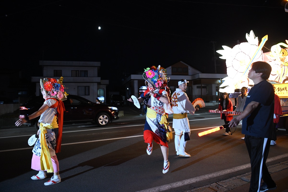跳人とねぶた運行