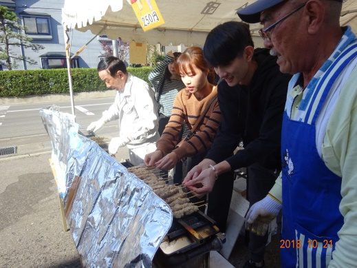 横内市民センターまつりでの留学生の異文化交流(10/21)