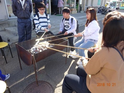 横内市民センターまつりでの留学生の異文化交流(10/21)