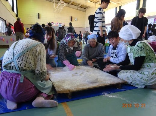 横内市民センターまつりでの留学生の異文化交流(10/21)