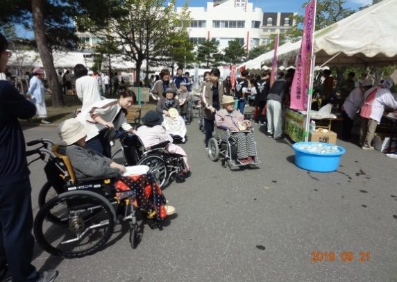 青森中央学院大学学園祭での「がっぱら餅」の提供