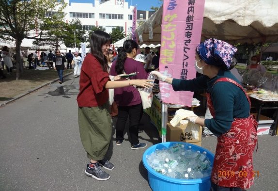 青森中央学院大学学園祭での「がっぱら餅」の提供