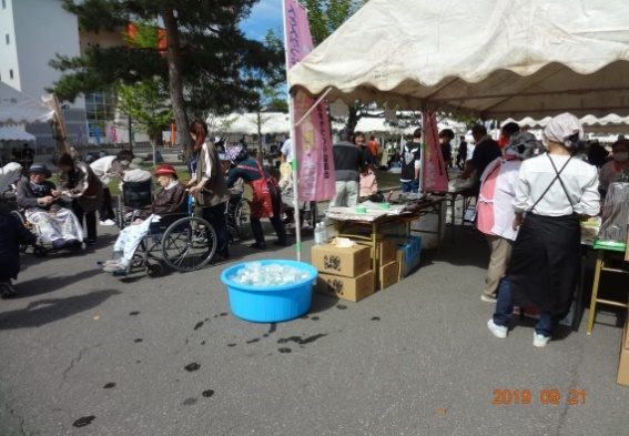 青森中央学院大学学園祭での「がっぱら餅」の提供
