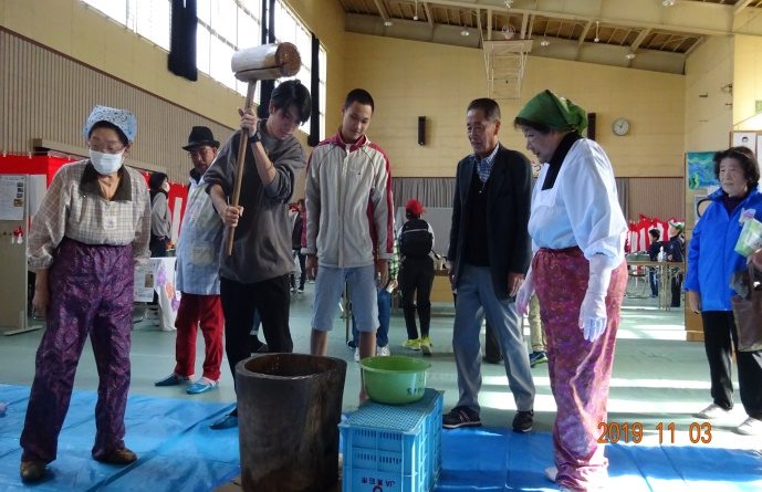 横内市民センターまつりでの留学生の異文化交流