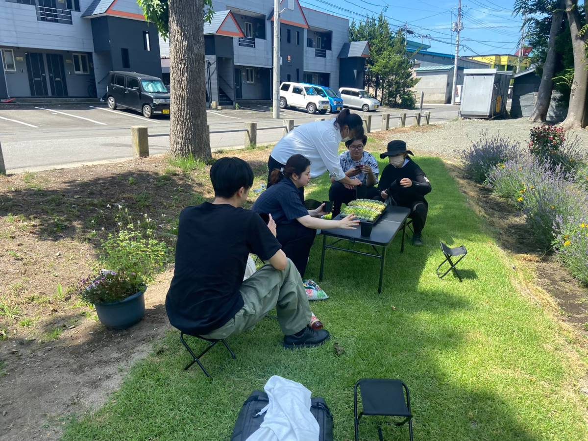 コミュニティガーデン横内の草取りと多肉植物の植え付け