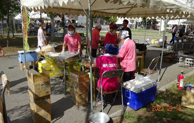 青森中央学院大学で横内地区伝統のおやつ「がっぱら餅」をPR