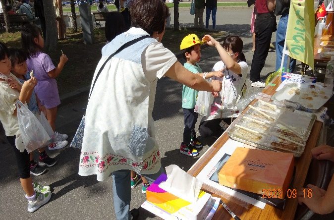 青森中央学院大学で横内地区伝統のおやつ「がっぱら餅」をPR