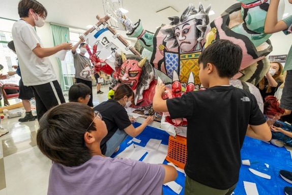 住民ワークショップ「横内ねぶた紙貼り体験」