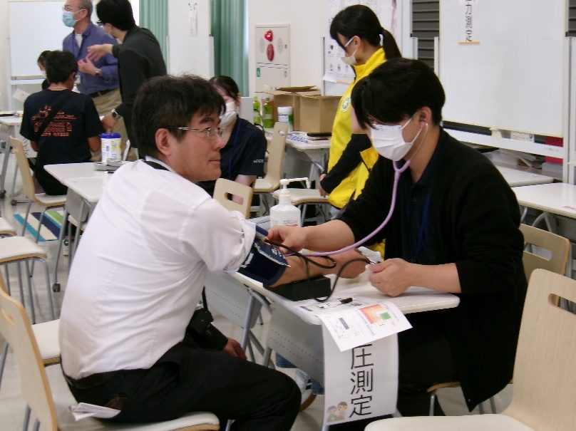 がっぱら餅のPRと健康チェックコーナー